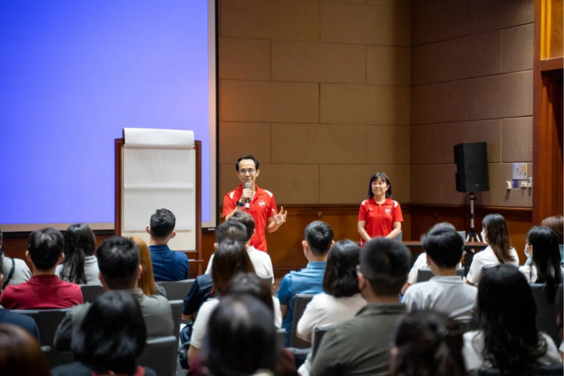 Leaders discussing how to apply a change management framework step by step